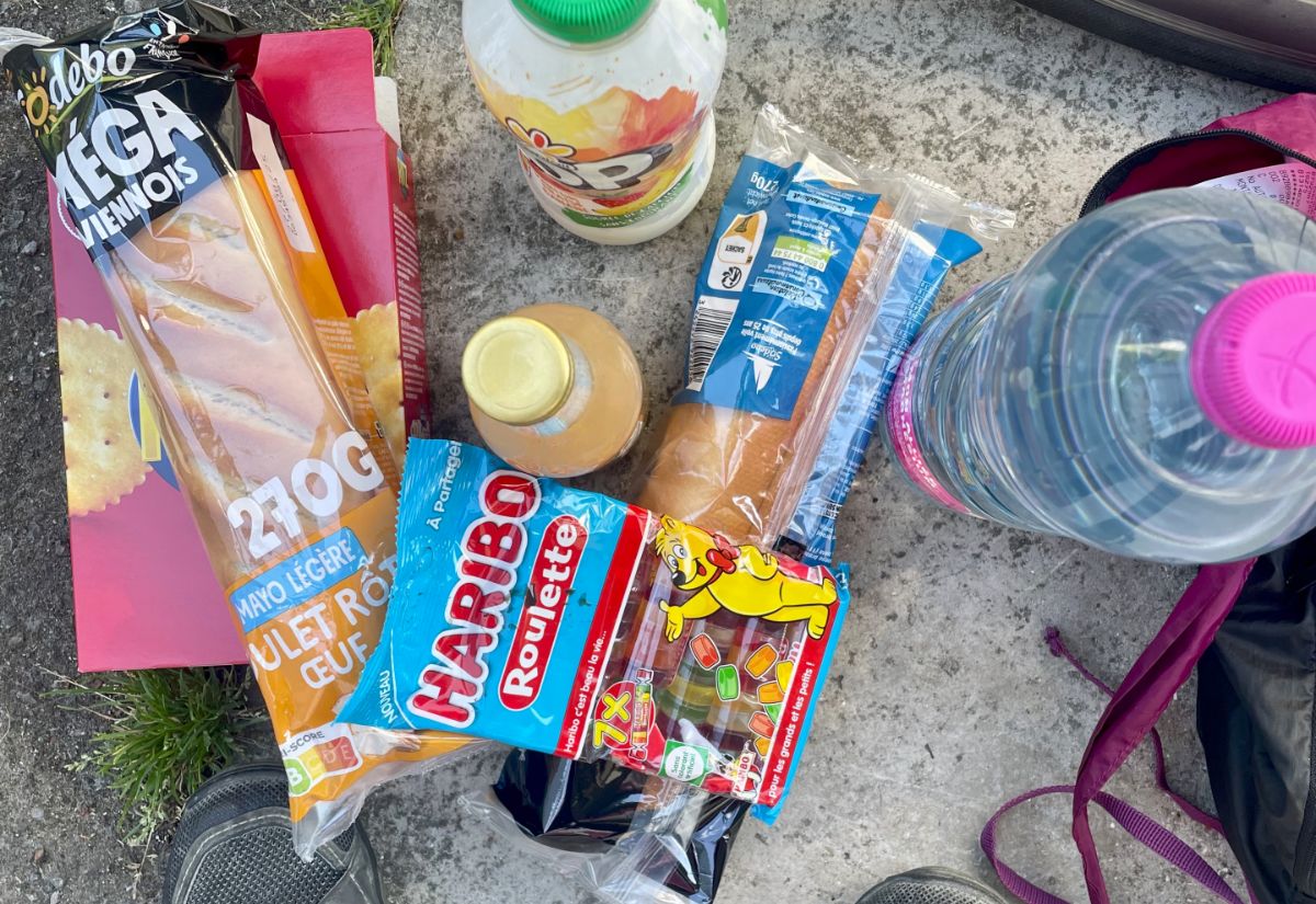 Essen für viele Kilometer, aus einem Supermarkt-Besuch nahe Paris, .